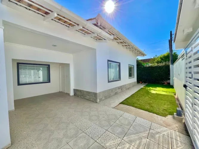 Linda casa em Piçarras, perto de tudo.