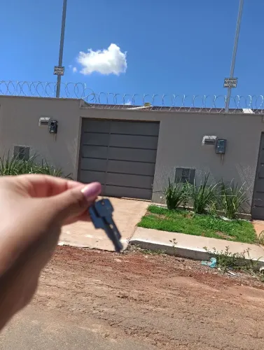 Casa 2 quartos, sala, cozinha, área de serviço, garagem.