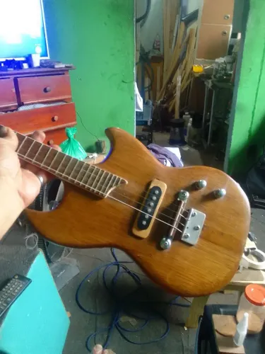 Vendo cavaco  elétrico.  Com formato de guitarra.
