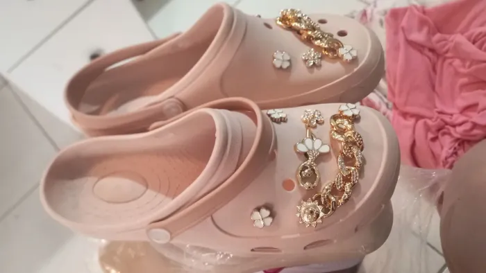 Sandálias modelo crocs