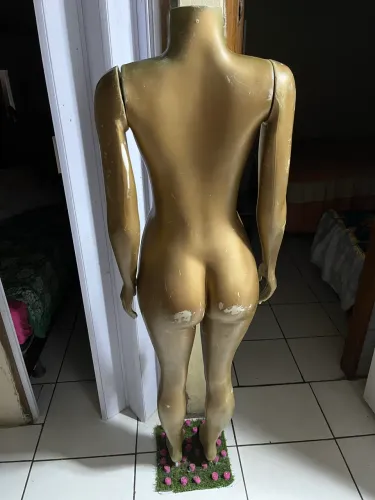 Manequim Dourado com Marcas de Uso 