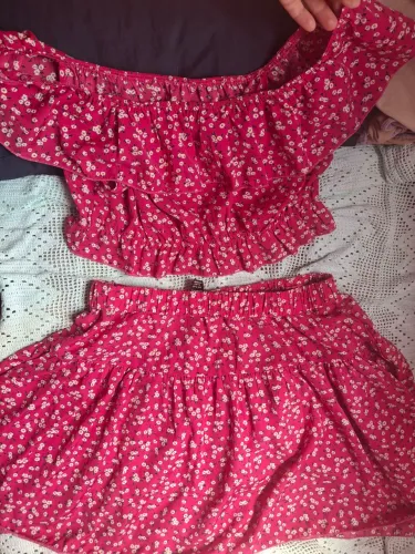 Vendo conjunto saia e cropped.