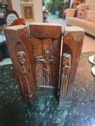 Peça em madeira representando a crucificação de Cristo uma ,uma parte ta solta 