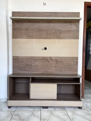 Rack com painel para TV.