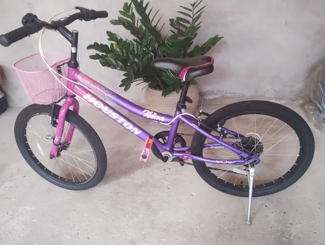 Vendo uma bicleta feminina aro 20 semi nova sem marcas de uso.