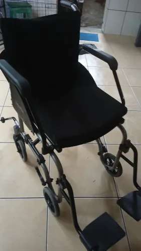 Cadeira de rodas articulada semi nova 