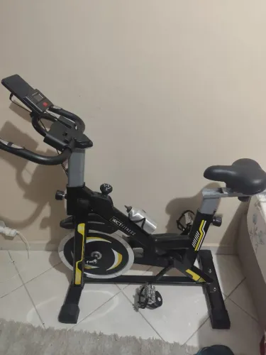 Bicicleta Spinning Com Roda De Inércia De 13kg Wct Fitness Cor Preto