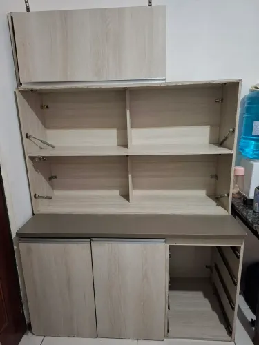 Armário usado R$100 - funcional, com pequenos arranhões. 