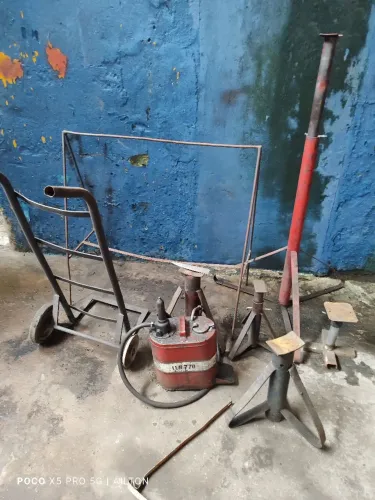 5- cavaletes, 01- carrinho com defeito nós pneus e uma bomba para troca de óleo de câmbio