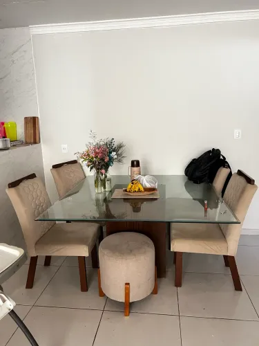 Vendo Mesa grande com 4 cadeiras