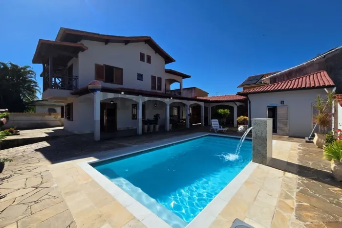 Casa de Alto Padrão com 4 Quartos e Lazer Completo no Condomínio Lagoa Azul Maricá
