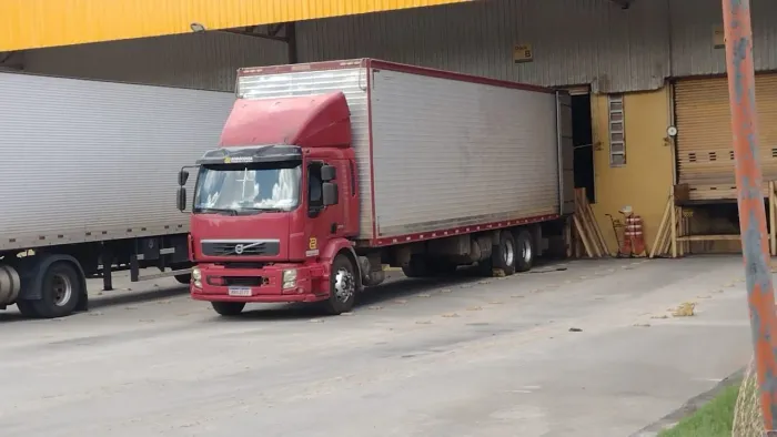Truck Volvo VM ano 2010 com baú de 89 cúbicos
