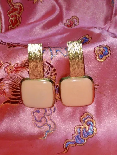 Brinco dourado com pedra rosa