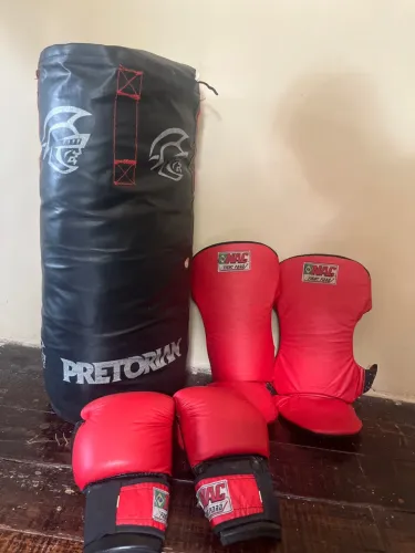 Caneleira e luva de boxe + saco de boxe