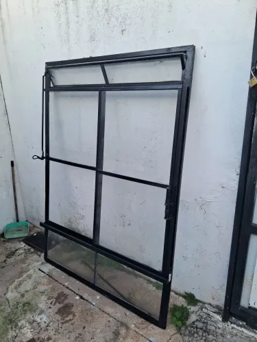 Janela  de correr 1,70×1,25, so tem um vidro faltando.