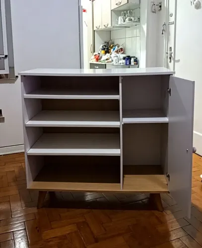 Armário com quatro prateleiras e uma porta