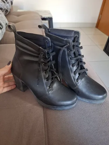 Bota preta com salto 