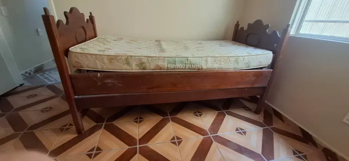 Cama feita de madeira maciça