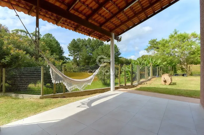 Chácara a venda na Colônia Mergulhão - 1.900m² com sobrado - Refúgio em meio à vegetação