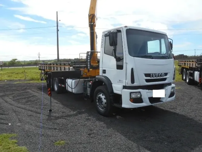 Iveco Tector 240e22 2013 com munck