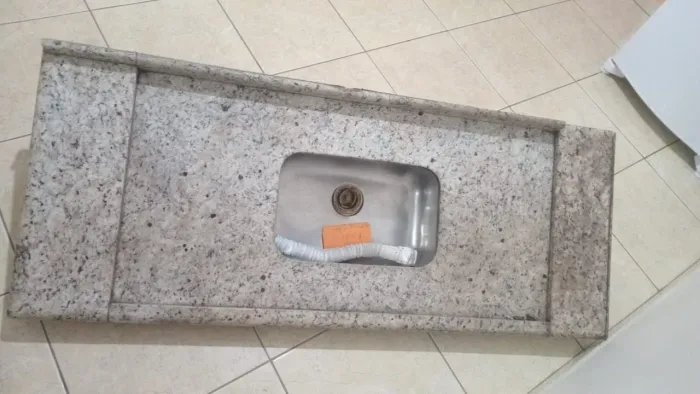 Pia em granito com Cuba de inox 