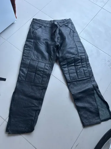 Calça em couro