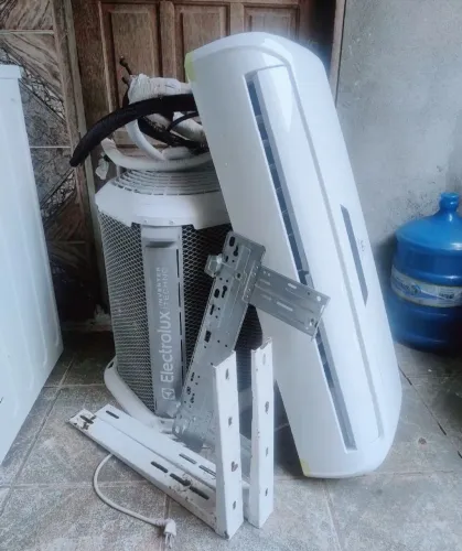 Vendo ar condicionado split 12.000btus Completa com todo material para instalar.