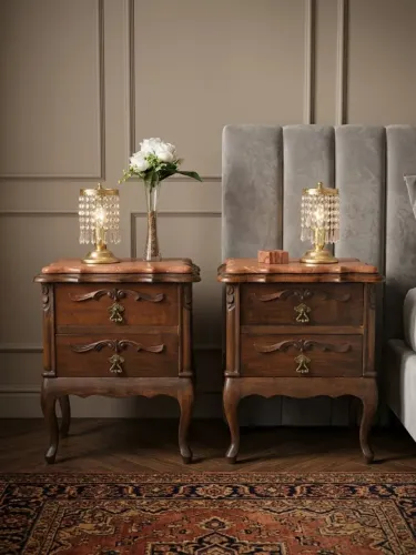 mesa de cabeceira em estilo clássico