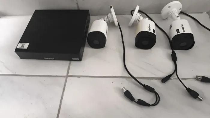 Conjunto completo com DVR Intelbras 8 canais + 3 câmeras HD Intelbras + cabos/conectores. 
