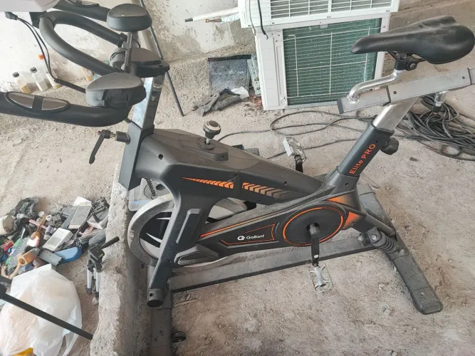 Bicicleta Ergométrica Gallant Elite Pro Spinning Roda de inércia 18 kg até 120 kg mecânica