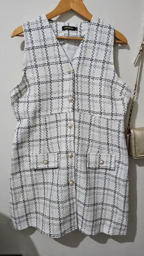 Vestido curto estilo inverno fundo branco listras pretas e brilho suave no tecido