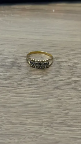 Anel cravejado com diamantes e safira / ouro 18k