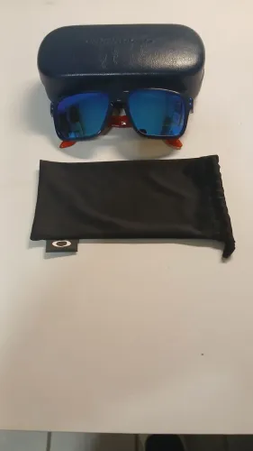 Óculos oakley Holbrook XS do surfista Italo Ferreira