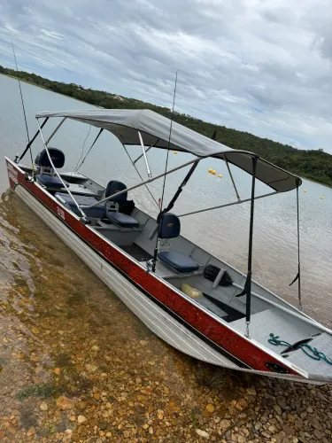 Canoa, motor e carreta