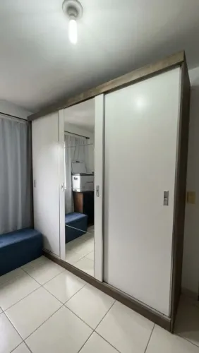 Guarda-Roupas Casal com Portas de Correr e Espelho Central - Excelente estado