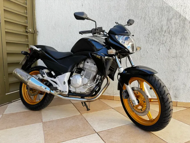 CB 300R 2015 Flex | 45 mil km | Pneus Michelin novos | Manual e chave reserva