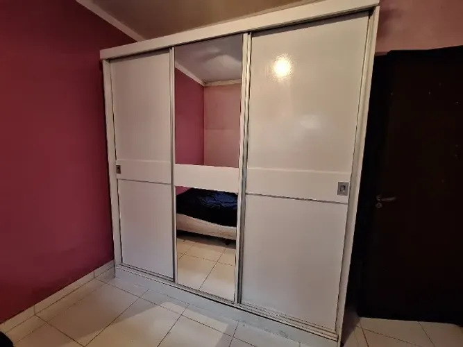 Guarda-roupa casal grande com espelho - Bom estado