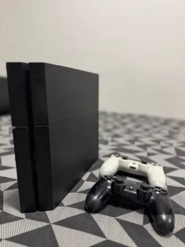 PS4 Fat 500GB + 2 Controles DualShock 4 Original e Branco