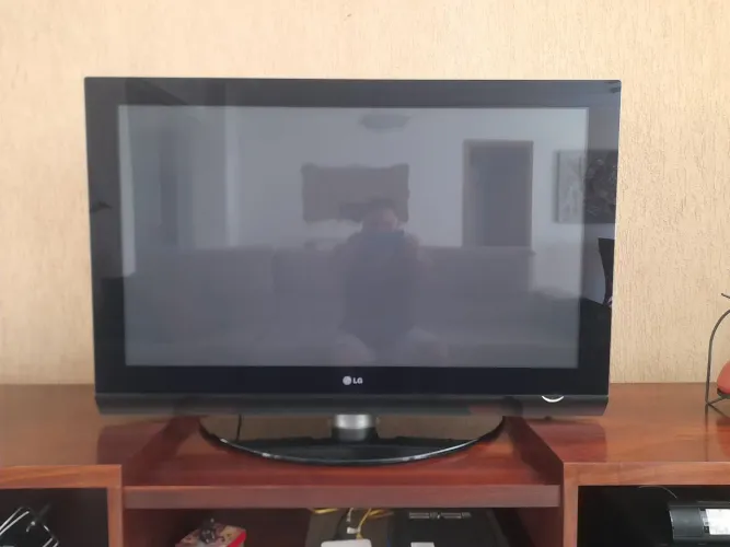 Excelente TV LG 42" Borda infinita. Pouco uso, sem defeito.