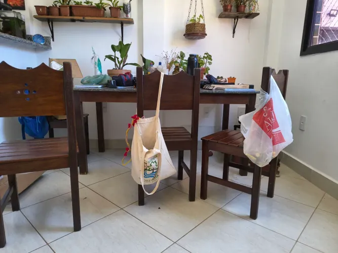 Mesa granito e madeira com 4 cadeiras