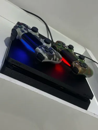 Ps4 slim1tb + GTA V + 2 CONTROLES