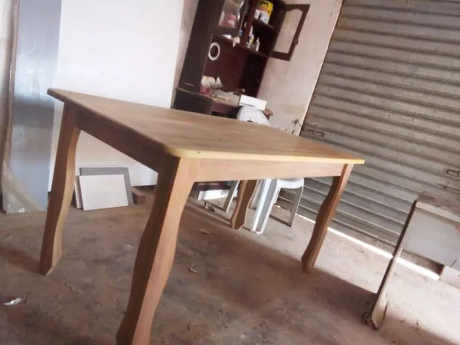 Mesa para 6 lugares ,madeira tatajuba medidas 1,60x80.whaatzap *04