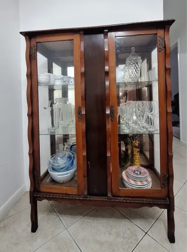 Cristaleira de madeira estilo portuguesa