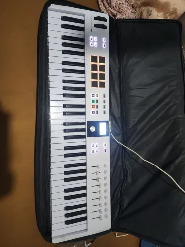 Controlador arturia 61 teclas