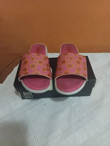 Chinelo melissa.