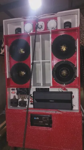 Vendo som automotivo forte completo