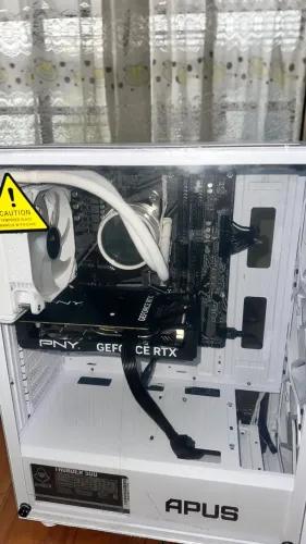 ? PC GAMER RTX 4060 + Rayzen 7 5700X