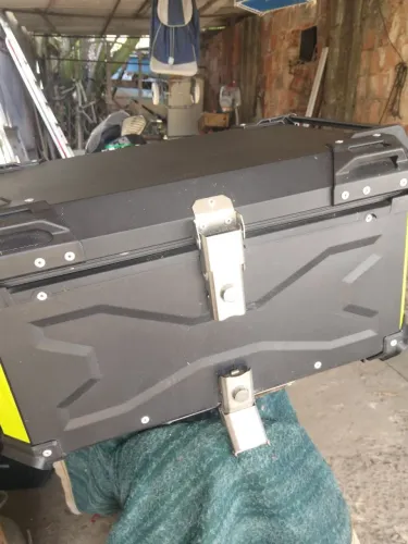 Bauleto de alumínio 65L pouco usado com suporte universal para qualquer moto