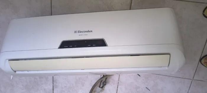 ? VENDO 2 AR-CONDICIONADOS SPLIT 9.000 BTUs - R$ 1.000 (OS DOIS)