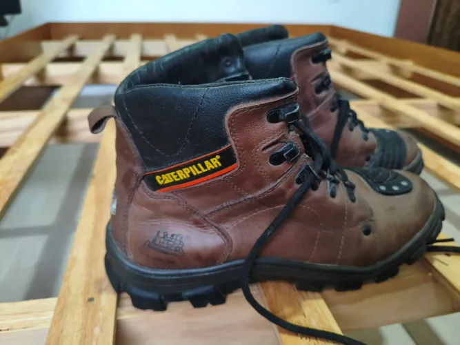 Bota carterpila couro legítimo